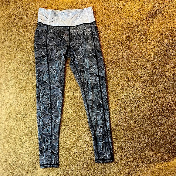 Victoria's Secret Pants - Victoria Secret Leggings. POCKETS!
